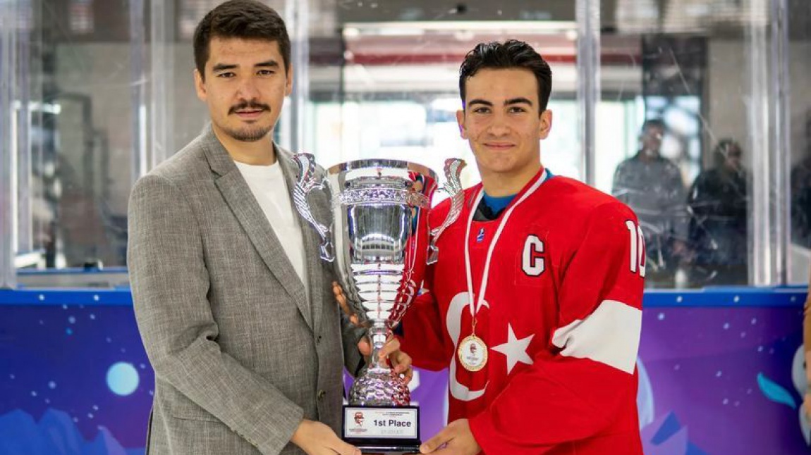 U16 Uluslararası Gençler Buz Hokeyi Turnuvası Şampiyon Takım Kaptanı Öğrencimizi Tebrik ediyoruz